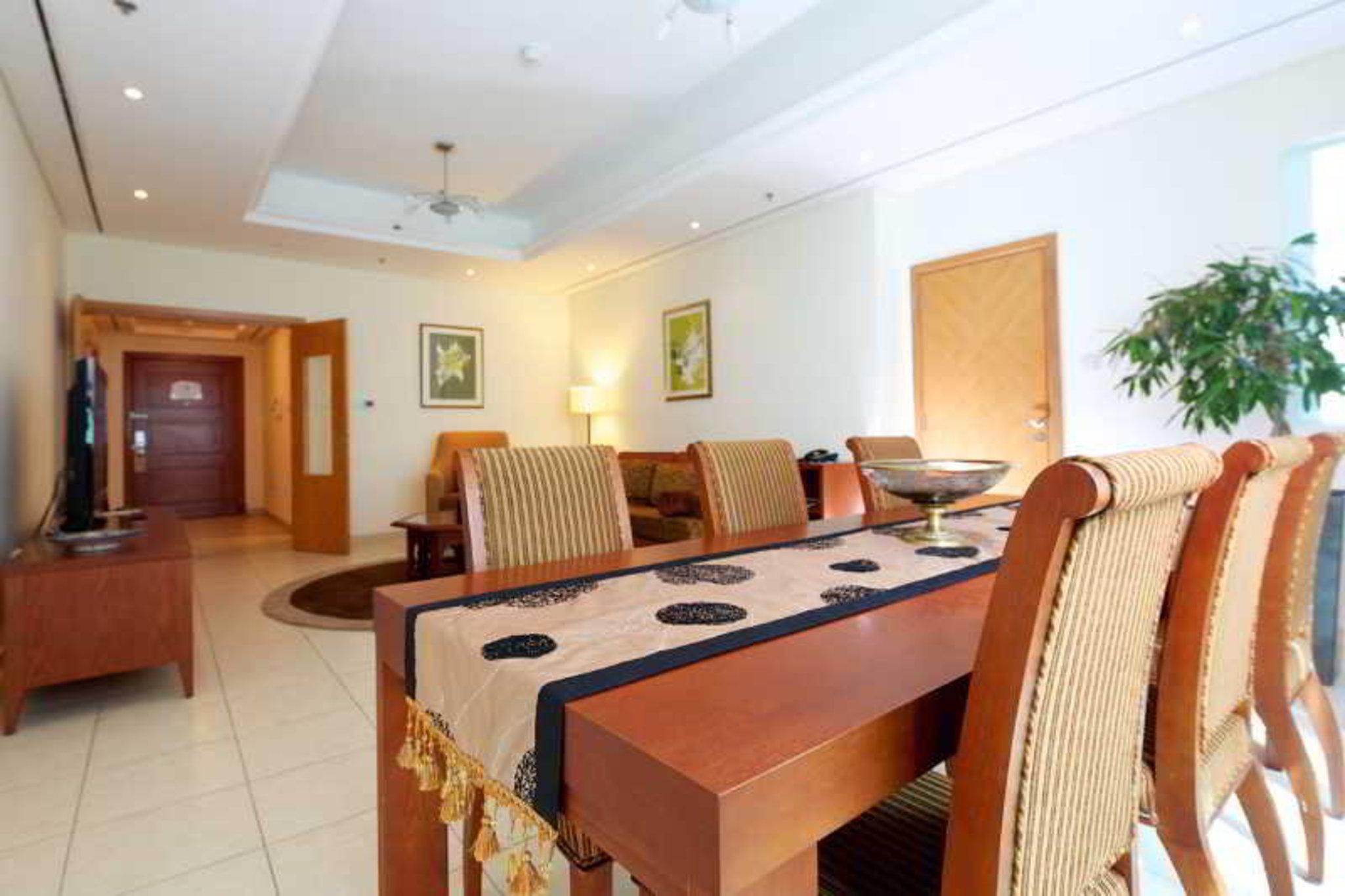 Tamani Marina Hotel & Apartments Дубай Екстер'єр фото A living room in a suite at the Jumeirah Rotana