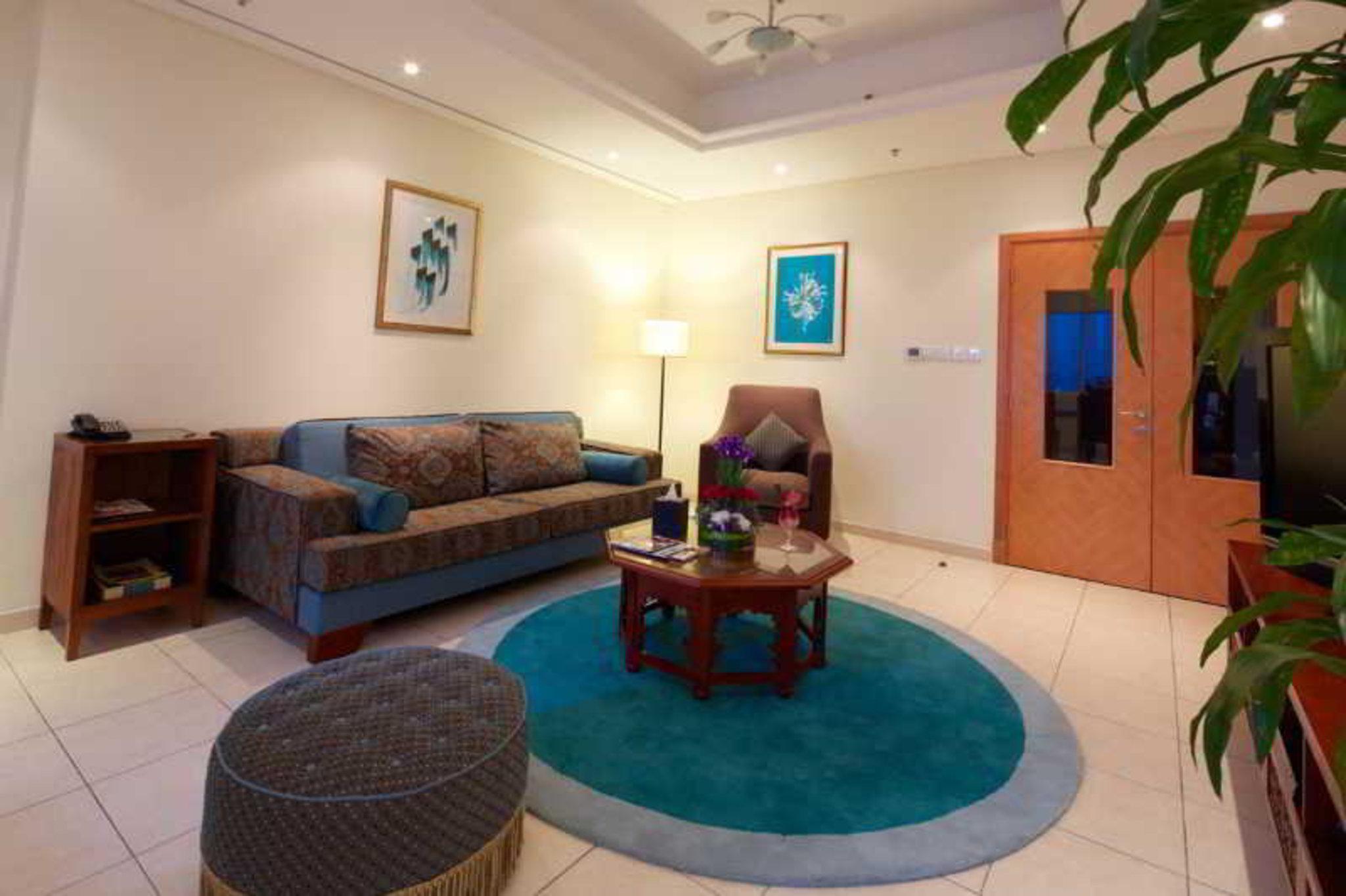 Tamani Marina Hotel & Apartments Дубай Екстер'єр фото A living room in a suite at the Grand Hotel