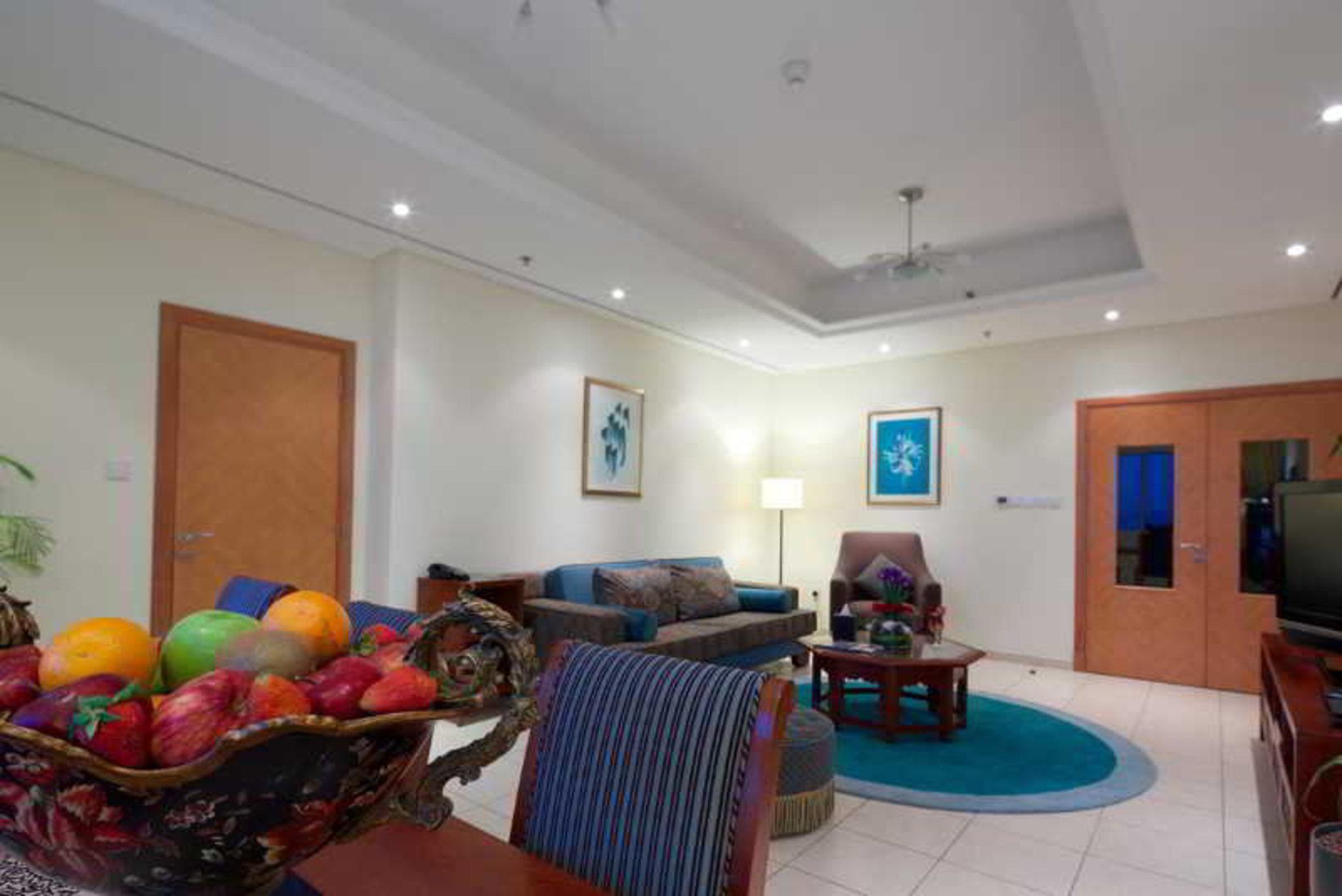 Tamani Marina Hotel & Apartments Дубай Екстер'єр фото A living room in a suite at the hotel